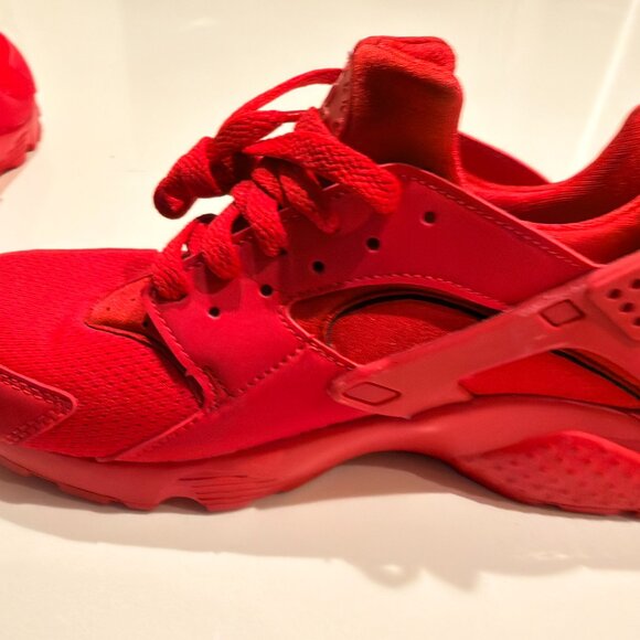 Nike Air Huarache Triple Red Size Youth 7 or Womens size 8.5 Brand NEW - Picture 10 of 10